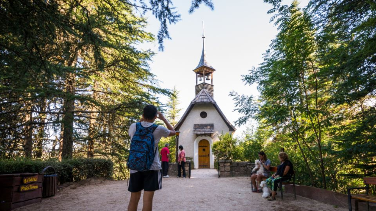 Si buscás adrenalina, La Cumbrecita suma opciones: trekking con vistas y un parque de aventura para toda la familia.