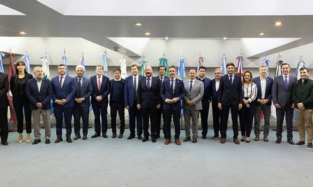 Los mandatarios provinciales firmaron un documento en el que concretan una serie de reclamos dirigidos al presidente de la Nación, Javier Milei. Los mandatarios provinciales firmaron un documento en el que concretan una serie de reclamos dirigidos al presidente de la Nación, Javier Milei.