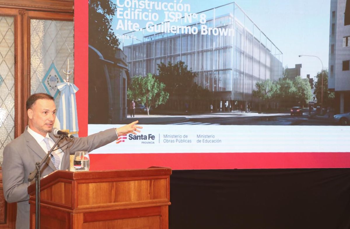 Lisandro Enrico durante la presentación del nuevo proyecto para el edificio del Instituto Almirante Brown. Lisandro Enrico durante la presentación del nuevo proyecto para el edificio del Instituto Almirante Brown.