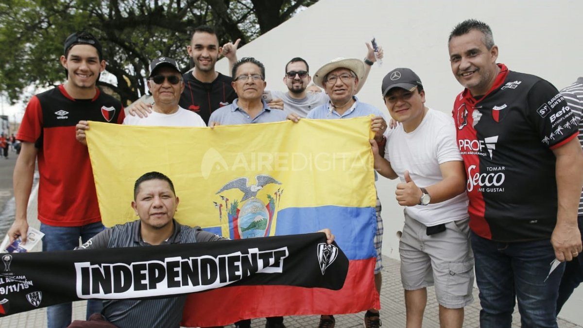 Hinchas de Colón antes de que comience la final de la Copa Sudamericana en Paraguay