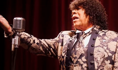 Con este gesto notó que hubo mejora en la oxigenación y frecuencia cardíaca de Carlos. El médico, al percatarse de esta mejora, alentó a Lucía a seguir poniéndole música y canciones de La Mona. Con este gesto notó que hubo mejora en la oxigenación y frecuencia cardíaca de Carlos. El médico, al percatarse de esta mejora, alentó a Lucía a seguir poniéndole música y canciones de La Mona.