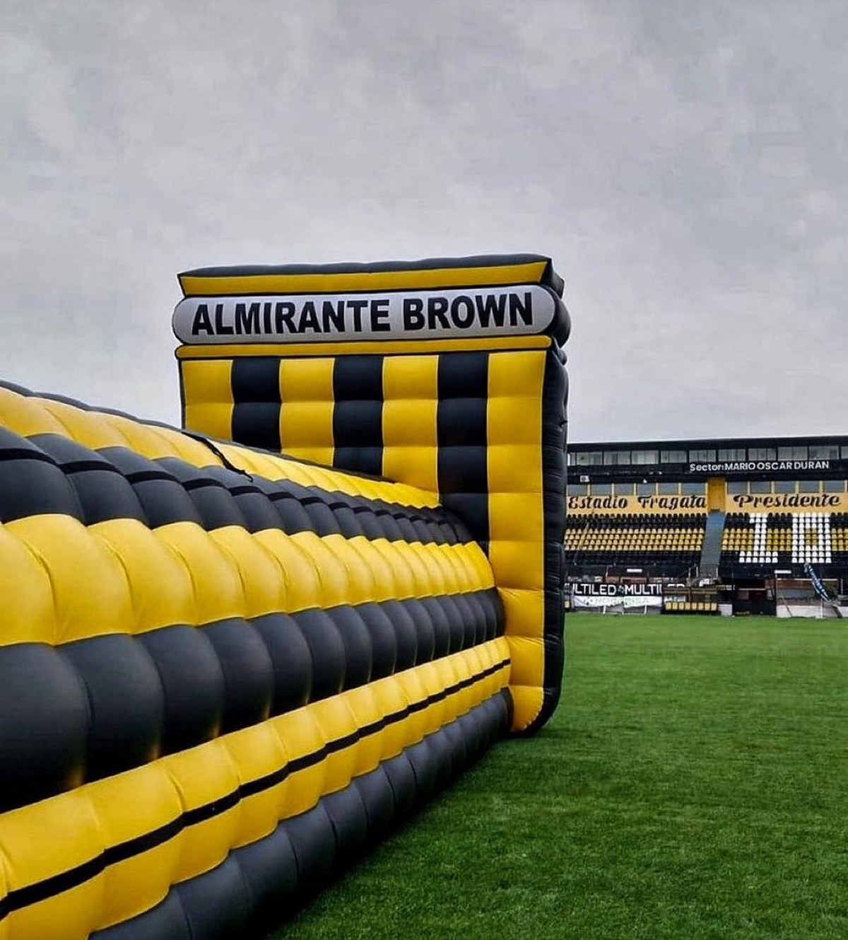 Le prendieron fuego la camioneta a un jugador de la Primera Nacional y el plantel decidió no entrenar. Le prendieron fuego la camioneta a un jugador de la Primera Nacional y el plantel decidió no entrenar.