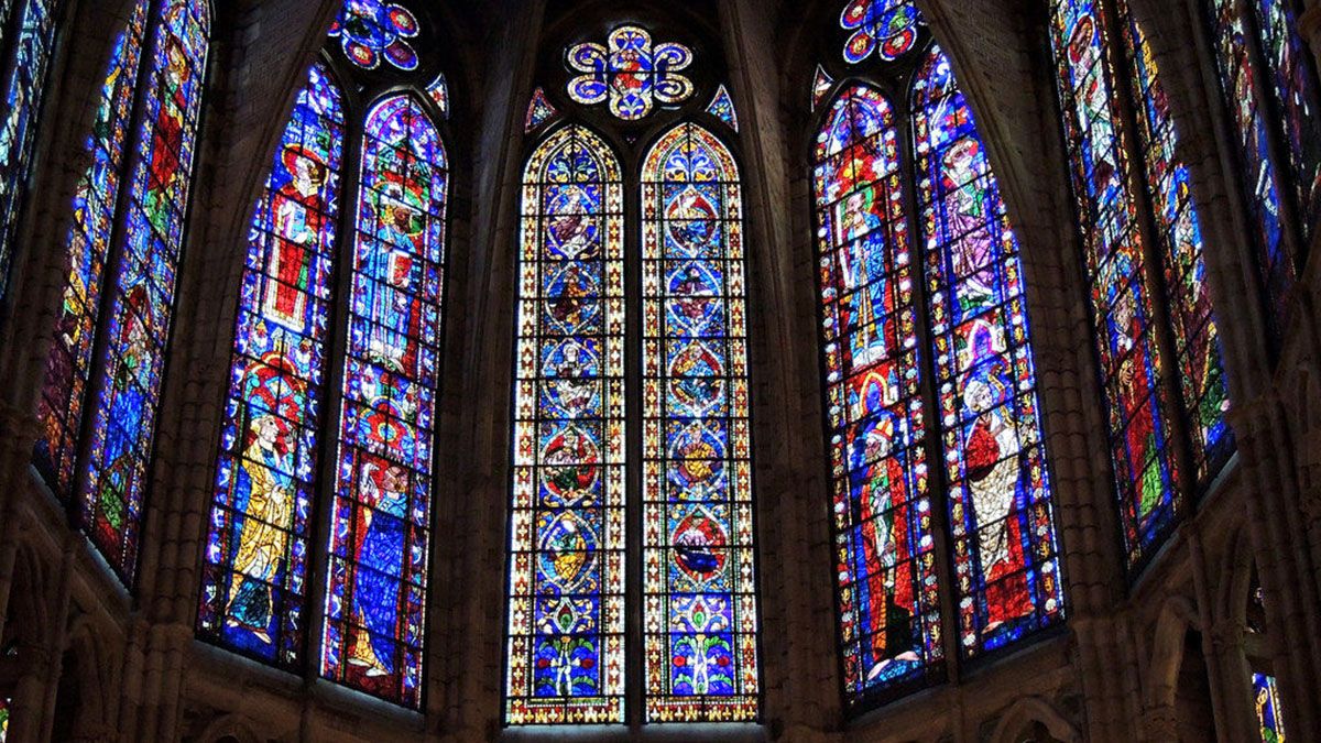Se observó que en los ventanales de antiguas catedrales los vidrios son más gruesos abajo que arriba; es decir, lentamente se están derramando. 