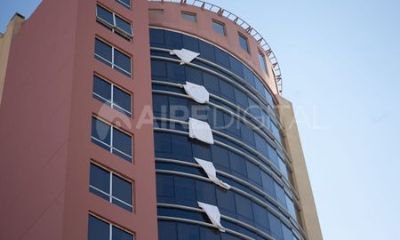 Una postal que se repite desde el año pasado. Los hoteles cuelgan sábanas blancas en las ventanas de las habitaciones como símbolo de camas vacías. Una postal que se repite desde el año pasado. Los hoteles cuelgan sábanas blancas en las ventanas de las habitaciones como símbolo de camas vacías.