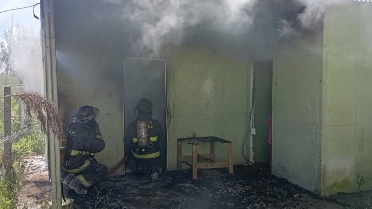 Bomberos zapadores controlaron el fuego.
