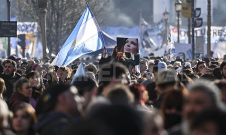 Masiva marcha a Plaza de Mayo en apoyo a Cristina Kirchner. Masiva marcha a Plaza de Mayo en apoyo a Cristina Kirchner.