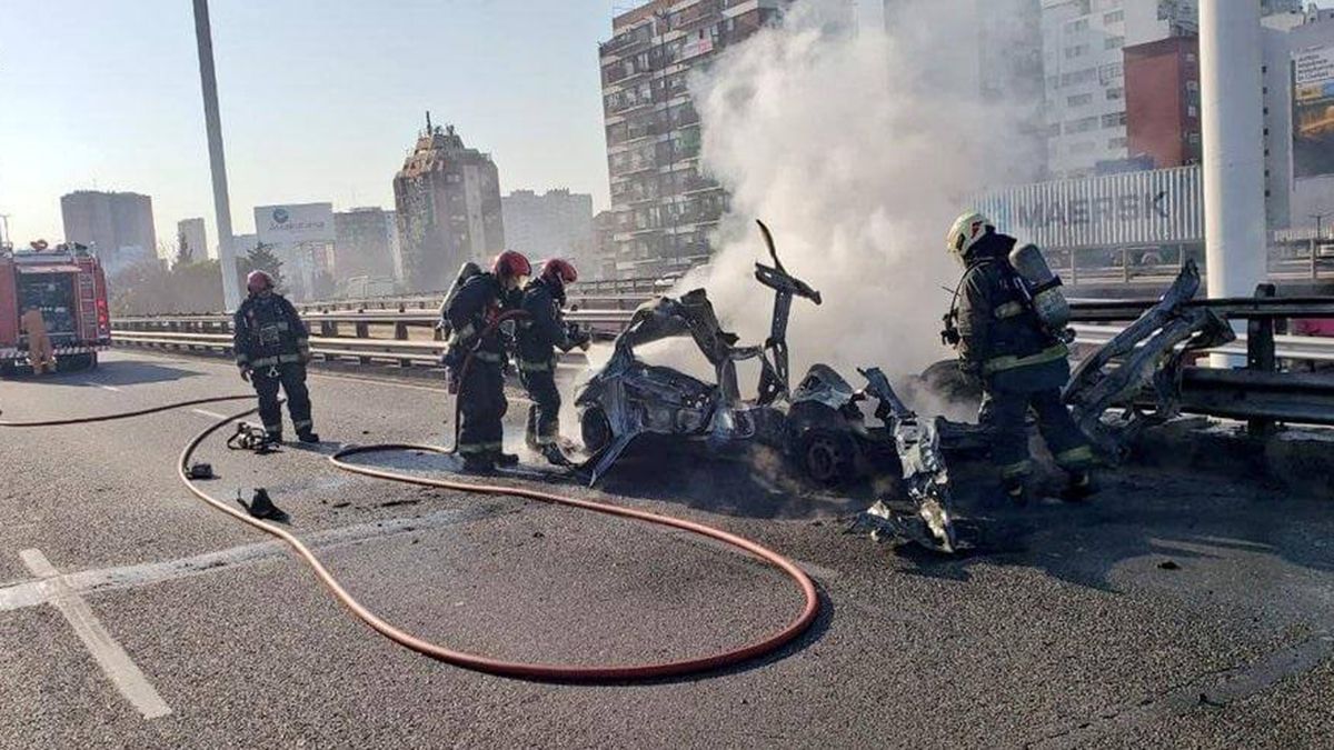 Explot&oacute; un auto en Av. Gral Paz y Cabildo