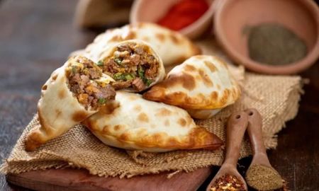 Son empanadas rellenas de carne picada, cebolla, ají morrón y especias. Son empanadas rellenas de carne picada, cebolla, ají morrón y especias.