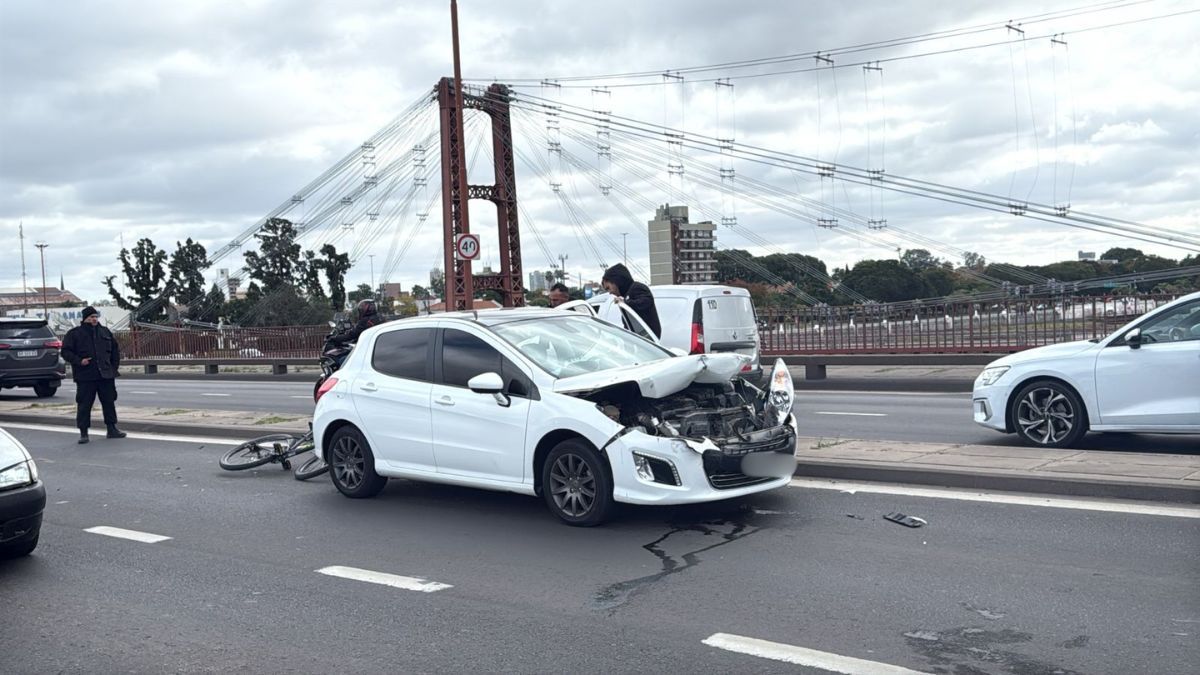 El accidente entre un Peugeot 308 y un patrullero provocó importantes demoras y largas filas en los accesos desde Boulevard