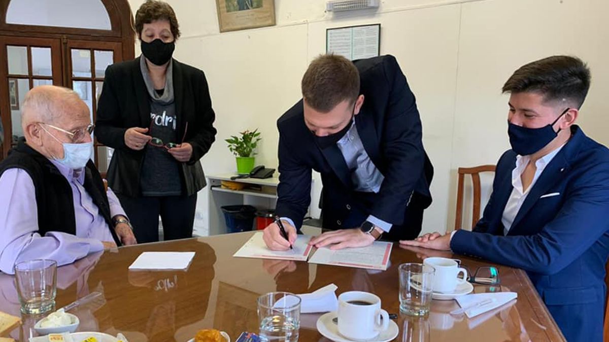 El 30 de octubre se llevó a cabo la firma de los documentos a través de los cuales el vecino cede sus pertenencias a la comunidad, participaron la Escribana Miriam Pascualini y del Secretario Legal, Técnico y de Control Lucas Santi y el presidente comunal, Nahuel Cejas.