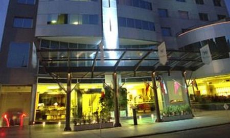 El cuerpo sin vida de una mujer fue encontrado este lunes en una habitación del hotel Plaza Real, ubicado en el centro de la ciudad de Rosario. El cuerpo sin vida de una mujer fue encontrado este lunes en una habitación del hotel Plaza Real, ubicado en el centro de la ciudad de Rosario.