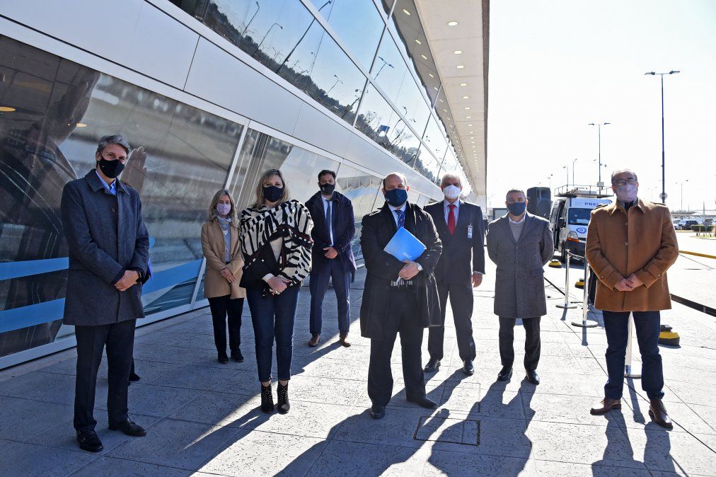 Grandinetti destacó que “es una gran satisfacción poner nuevamente rutas en funcionamiento que vinculen a la ciudad de Rosario y a la provincia de Santa Fe con el resto de la República Argentina. Es recuperar parte de lo que la pandemia nos había quitado”.