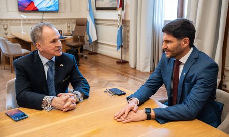 El gobernador Maximiliano Pullaro mantuvo un encuentro de trabajo este viernes con el embajador de Estados Unidos en Argentina, Peter Lamelas. El gobernador Maximiliano Pullaro mantuvo un encuentro de trabajo este viernes con el embajador de Estados Unidos en Argentina, Peter Lamelas.