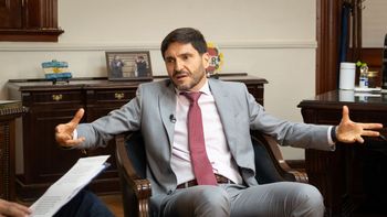 El gobernador de Santa Fe, Maximiliano Pullaro, le adelantó a Luis Mino que la provincia saldrá este mismo sábado a buscar crédito en los mercados internacionales.