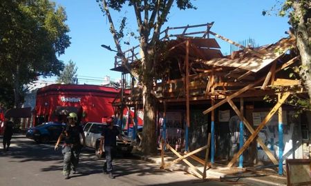 Según relatos de testigos, la estructura colapsó, dejando a los obreros atrapados bajo los escombros. Según relatos de testigos, la estructura colapsó, dejando a los obreros atrapados bajo los escombros.