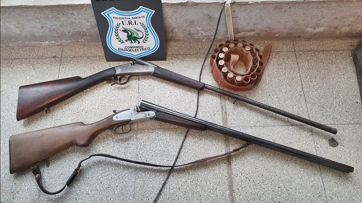 Los agentes secuestraron una escopeta calibre 16 y una escopeta calibre 28.