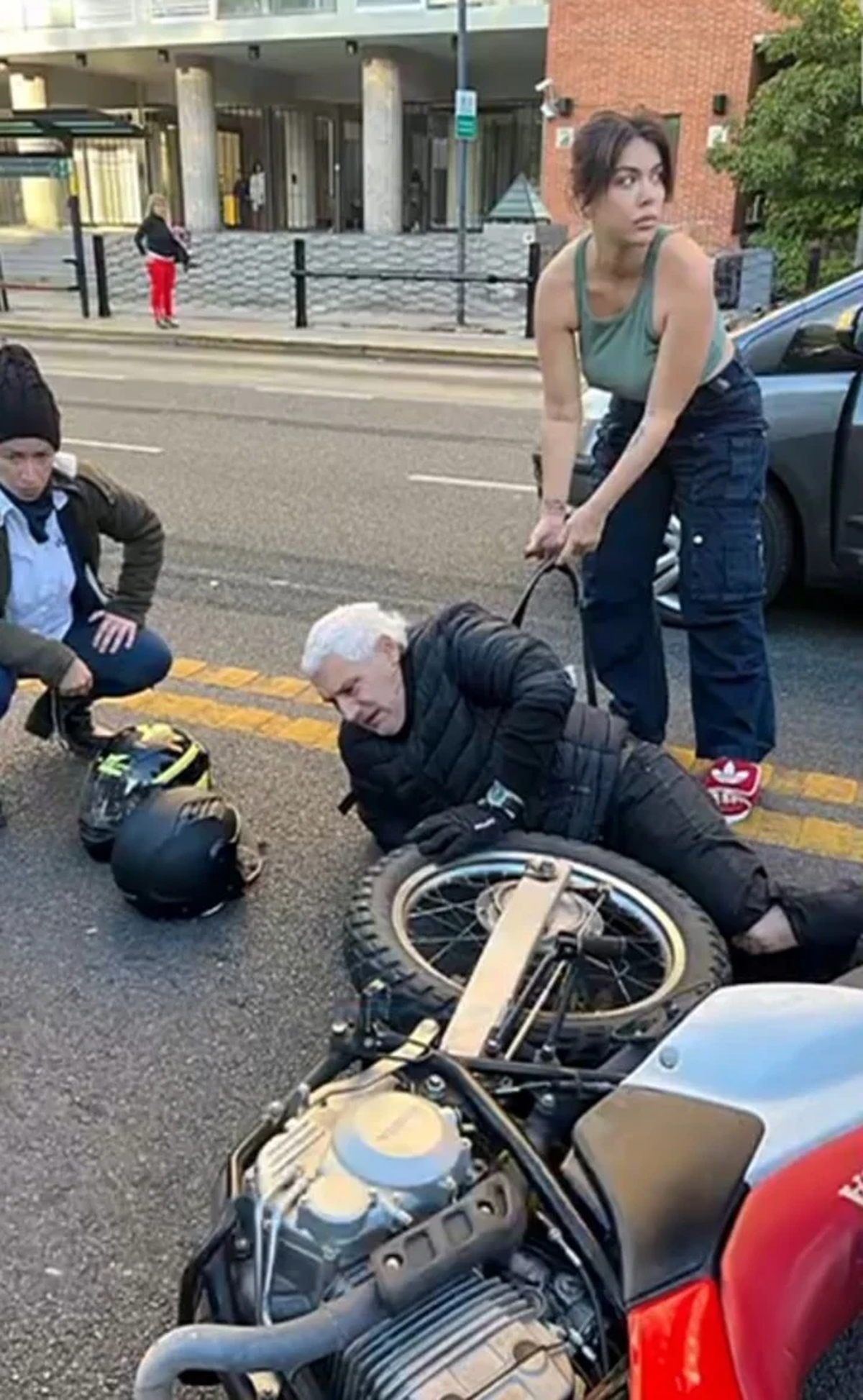 Wanda Nara ayudó a un motociclista y se hizo viral.