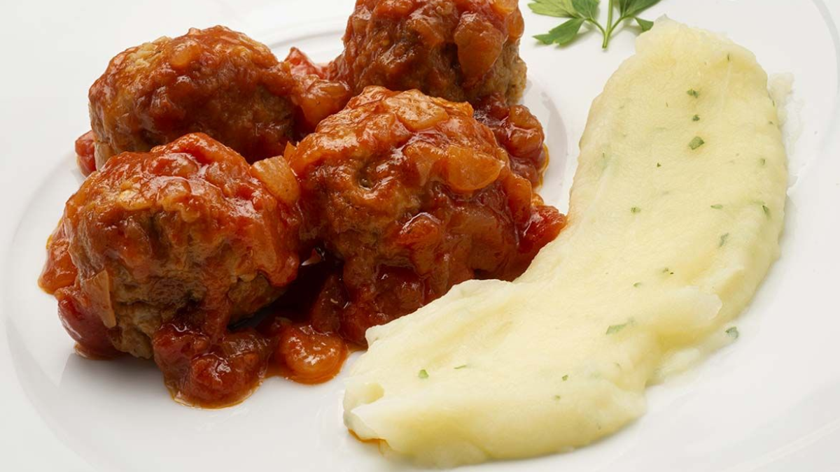 Las albóndigas se hacen en casa con carne picada y unos pocos ingredientes más. Las albóndigas se hacen en casa con carne picada y unos pocos ingredientes más.