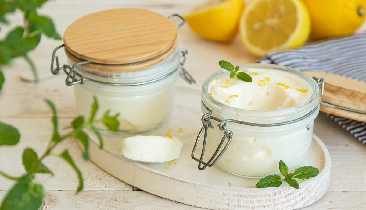 Cómo hacer mousse de limón cpn yogur griego y miel: la receta más fresca del verano.