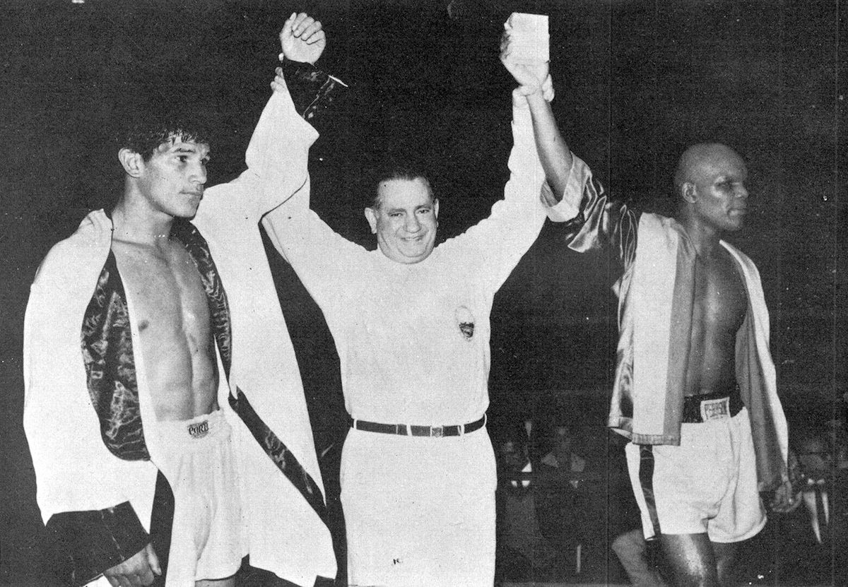Bennie Briscoe fue el primer rival que vino a la Argentina para enfrentar especialmente a Monzón. Se midieron en el Luna Park el sábado 6 de mayo de 1967, un mes y cuatro días antes de que Carlos se coronara monarca sudamericano mediano, y empataron tras diez rounds. En la foto, el árbitro Juan Notari levanta las manos de ambos luego del fallo.