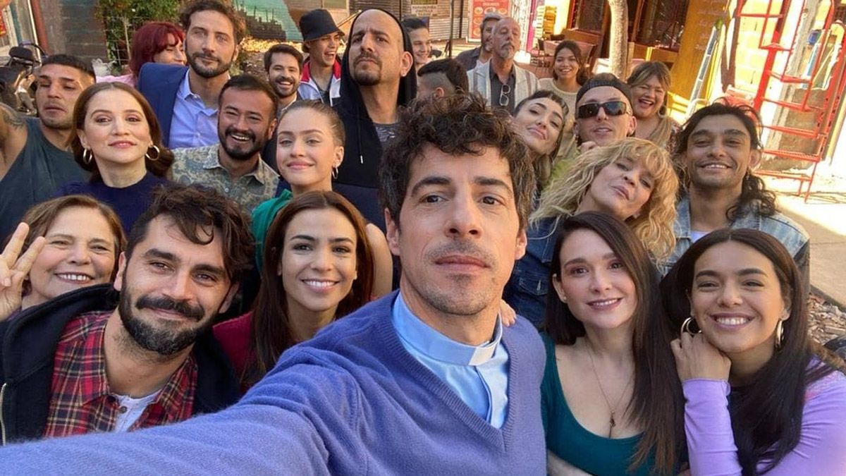 Esteban Lamothe junto a  Ángela Leiva en la grabación de la nueva tira de Pol-ka