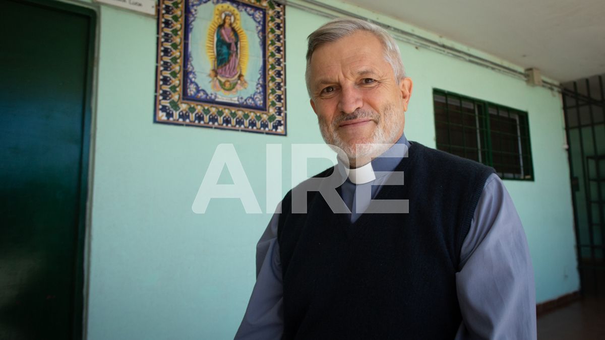 Hoy tiene 60 años, pero el padre Axel va a la cancha de Colón desde lo 10. Muchísimos años ligado a los colores rojo y negro.
