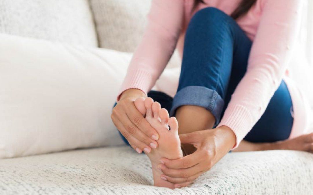 Fortalece los músculos de los pies y mejora la circulación.