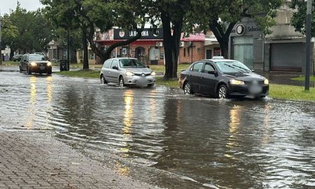 La tormenta en Santa Fe trajo consigo mucha lluvia en pocos minutos y fuertes ráfagas de viento. La tormenta en Santa Fe trajo consigo mucha lluvia en pocos minutos y fuertes ráfagas de viento.