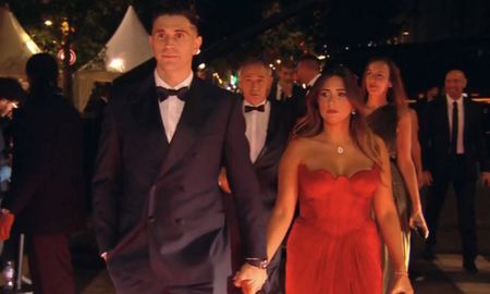 Dibu Martínez ingresó al Teatro de París de la mano de su esposa, mientras los franceses lo abucheaban en la entrada. Dibu Martínez ingresó al Teatro de París de la mano de su esposa, mientras los franceses lo abucheaban en la entrada.