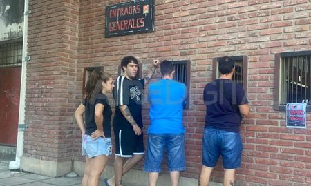 Movimiento en la boletería de Colón de cara al partido ante San Martín de Tucumán. Movimiento en la boletería de Colón de cara al partido ante San Martín de Tucumán.