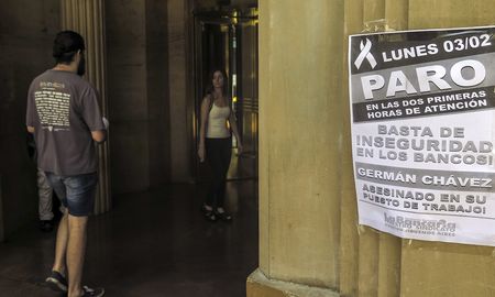 La Asociación bancaria anunció un paro para este lunes por el crimen del cajero. La Asociación bancaria anunció un paro para este lunes por el crimen del cajero.