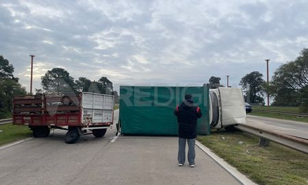 El camión volcó en la mano que va hacia Avenida 27 de Febrero. El camión volcó en la mano que va hacia Avenida 27 de Febrero.