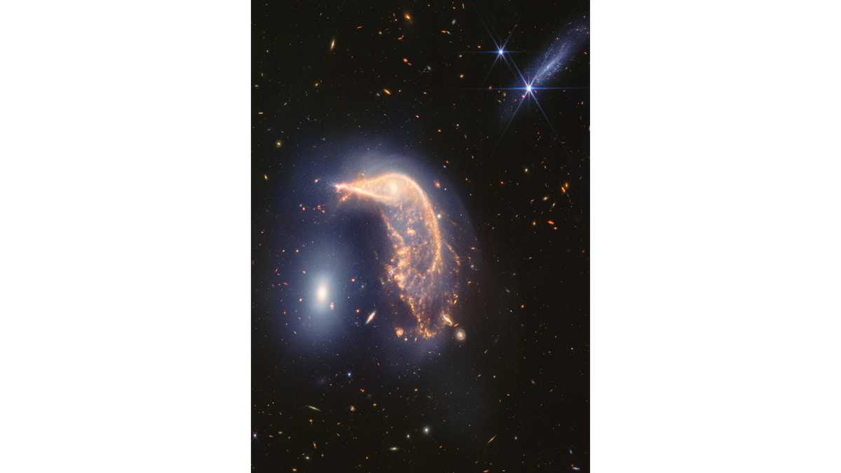 La galaxia espiral distorsionada del centro, el Pingüino, y la galaxia elíptica compacta de la izquierda, el Huevo, están entrelazadas en un abrazo activo. La vista del Webb muestra que su interacción está marcada por un resplandor de estrellas dispersas representadas en azul. 