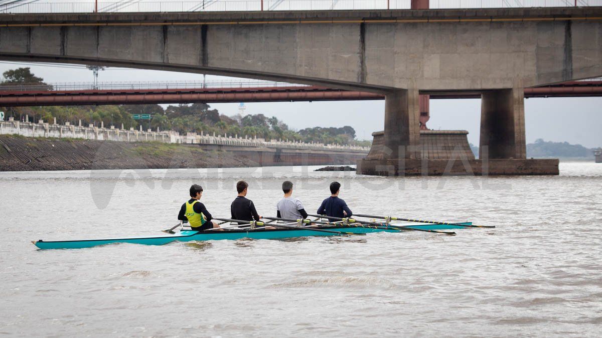 Por debajo del Viaducto Oroño cruzan dos cañerías: una que trae el agua desde la toma del río Colastiné y otro que es una cloaca máxima.