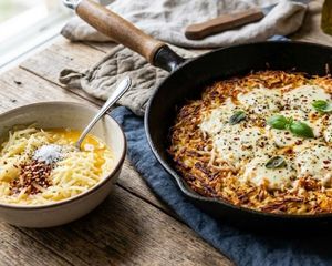 La pizza de papa rallada se volvió una de las recetas más buscadas por su simpleza, economía y su base crocante cocinada directamente en sartén. La pizza de papa rallada se volvió una de las recetas más buscadas por su simpleza, economía y su base crocante cocinada directamente en sartén.