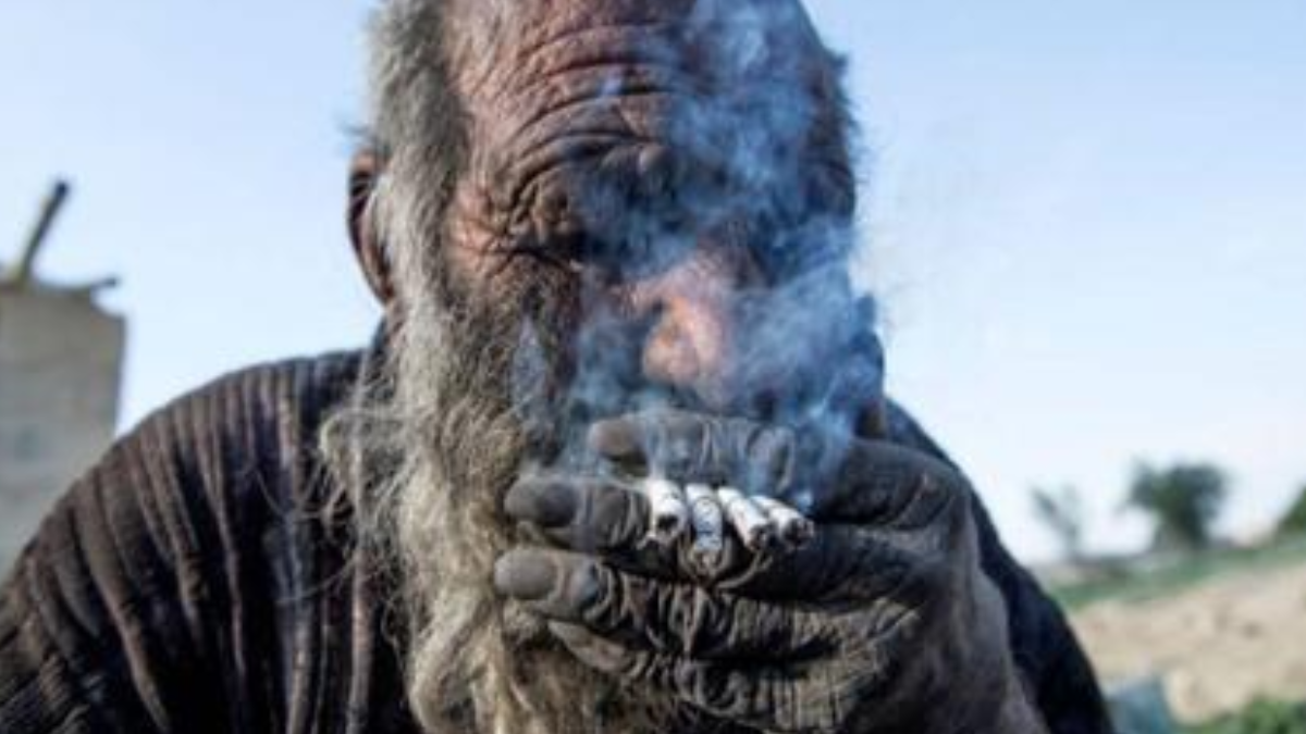 Amou Haji pasó más de seis décadas viviendo en la indigencia por elección propia en el sur de Irán. Amou Haji pasó más de seis décadas viviendo en la indigencia por elección propia en el sur de Irán.