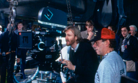 Cameron tomó la película de Scott y le sumó más historia y sin dejar de lado a la protagonista principal, la teniente Ellen Ripley, interpretada por Sigourney Weaver. Cameron tomó la película de Scott y le sumó más historia y sin dejar de lado a la protagonista principal, la teniente Ellen Ripley, interpretada por Sigourney Weaver.