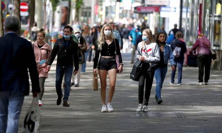 Más de 55 millones de personas se contagiaron desde que estalló el flagelo a fines de 2019, 535.000 de ellas en las últimas 24 horas, según el balance publicado este martes por la Universidad Johns Hopkins (JHU). Más de 55 millones de personas se contagiaron desde que estalló el flagelo a fines de 2019, 535.000 de ellas en las últimas 24 horas, según el balance publicado este martes por la Universidad Johns Hopkins (JHU).