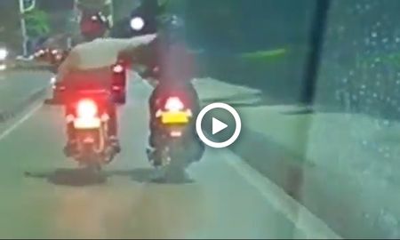 Un motochorro le robó el celular a una mujer, que lo persiguió y lo chocó. Un motochorro le robó el celular a una mujer, que lo persiguió y lo chocó.