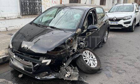 La joven de 26 años chocó con una palmera en el macrocentro santafesino el domingo.