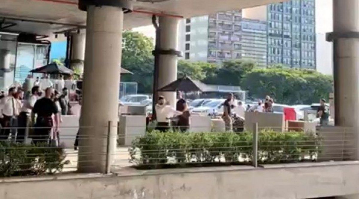 Video viral: un cliente amenazó con cuchillos al mozo para no pagar la cuenta .