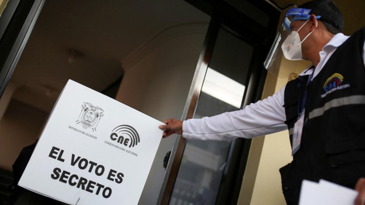 Varias firmas prevén un cabeza a cabeza por el repunte del derechista Lasso luego del primer turno del 7 de febrero, cuando alcanzó el 19,74% de los votos contra 32,72% de Arauz, delfín del expresidente Rafael Correa. Los indecisos rondan un 15%.