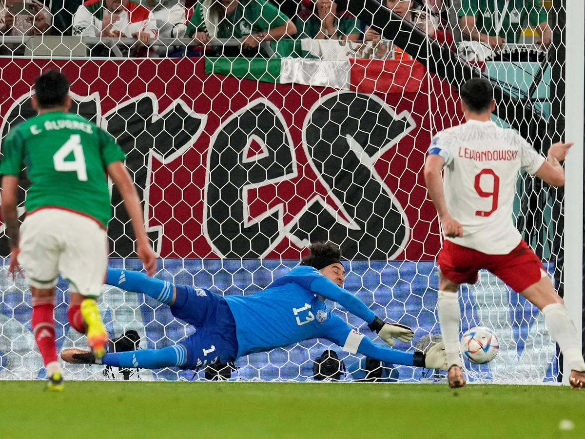 Memo Ochoa le contuvo un penal a Robert Lewandowski y evitó la derrota de México ante Polonia en la primera fecha del Mundial Qatar 2022.