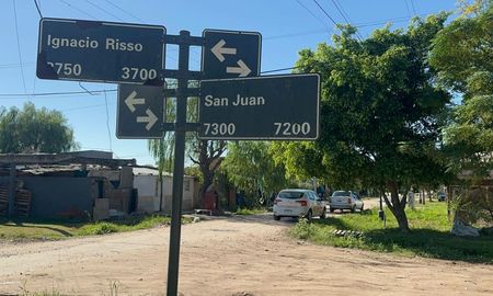 La víctima fue hallada gravemente herida durante la madrugada en la vereda de calle Risso al 3600, en el norte de la ciudad de Santa Fe. La víctima fue hallada gravemente herida durante la madrugada en la vereda de calle Risso al 3600, en el norte de la ciudad de Santa Fe.