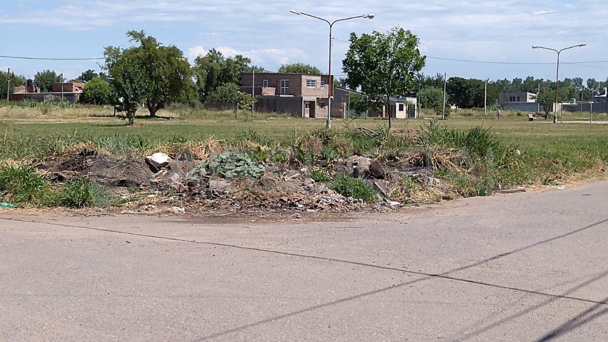 Montículos de tierra y basura amontonada en calles de Nueva Esperanza forman parte de las postales habituales para los vecinos.