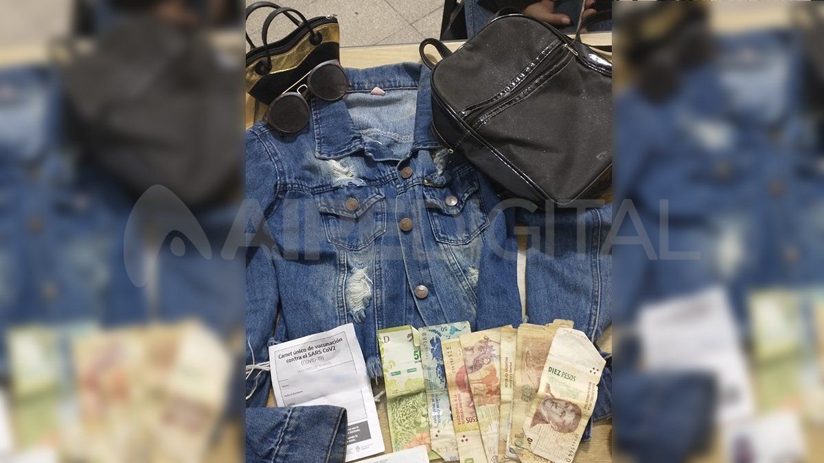 Las pertenencias robadas a la mujer que recuperaron los efectivos policiales.