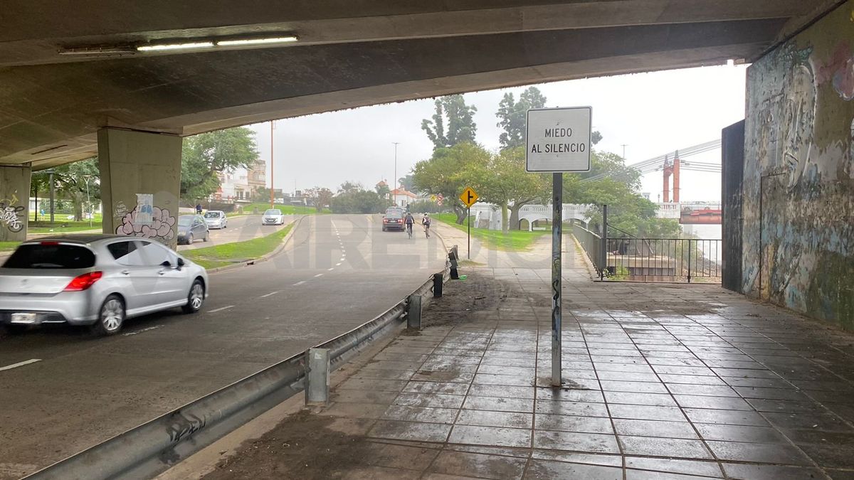 Los santafesinos que circulan por la zona se vieron sorprendidos con el cartel de tránsito vandalizado debajo del Viaducto Oroño.