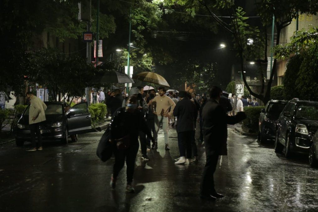 Un sismo de 6,9 grados sacudió a la ciudad de México y zonas aledañas