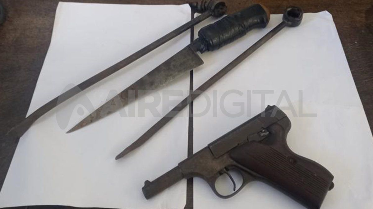 Las armas que le secuestraron al cuidacoches que realizó las amenazas.&nbsp;