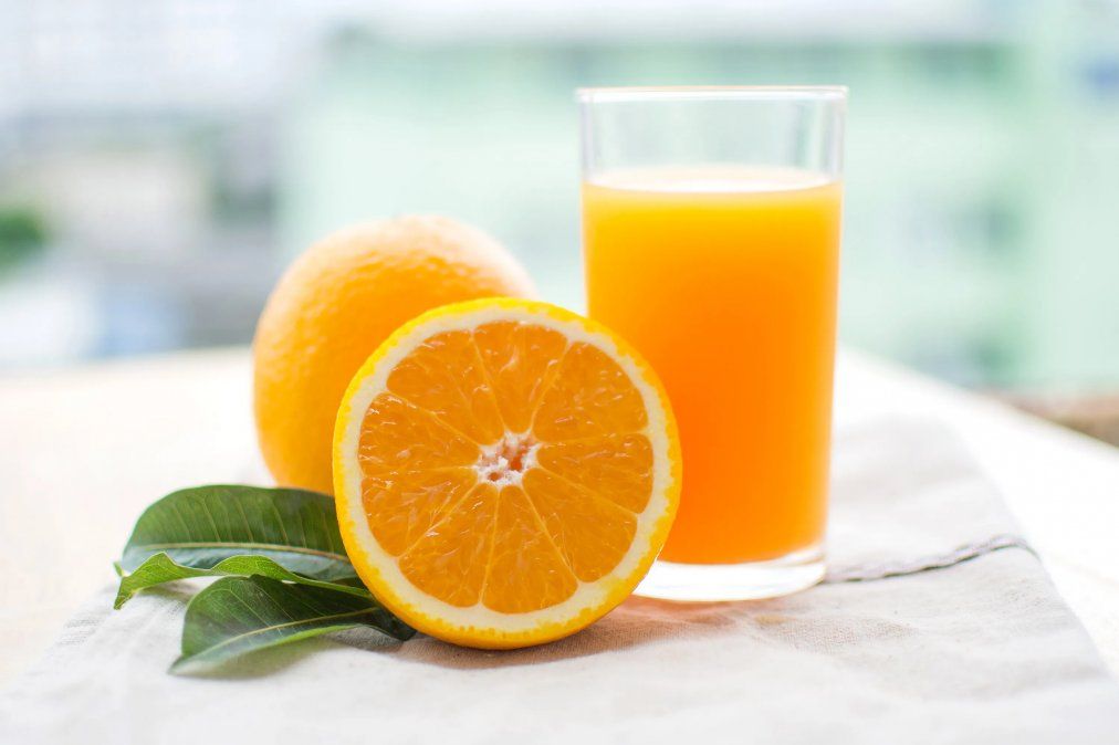 Qué conviene: comer naranja o tomar jugo de naranja